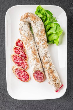 Kurutulmuş sosis domuz eti. Füme yemek. Lezzetli gurme yemek geçmişi.