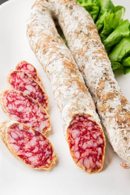 Kurutulmuş sosis domuz eti. Füme yemek. Lezzetli gurme yemek geçmişi.