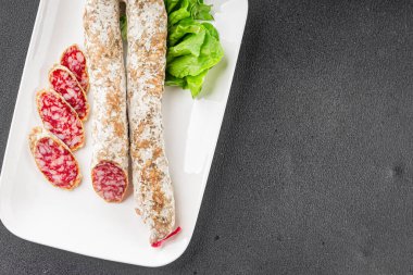 Kurutulmuş sosis domuz eti. Füme yemek. Lezzetli gurme yemek geçmişi.