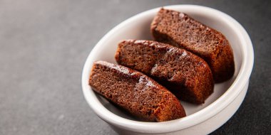 Finansal bisküvi çikolatalı kurabiye tatlı tatlı lezzetli gurme yemek arkaplanı masa rustik gıda üst görünüm fotokopi alanı