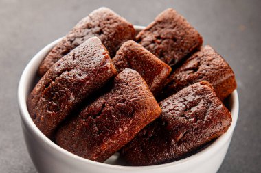 Finansal bisküvi çikolatalı kurabiye tatlı tatlı lezzetli gurme yemek arkaplanı masa rustik gıda üst görünüm fotokopi alanı