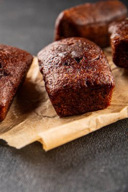 Finansal bisküvi çikolatalı kurabiye tatlı tatlı lezzetli gurme yemek arkaplanı masa rustik gıda üst görünüm fotokopi alanı