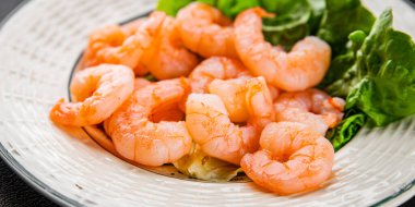 Karides salatası karidesler deniz mahsulleri taze pesseeter diyet yemek arka planı masa üzerinde rustik gıda üst görünüm fotokopi uzay keto ve paleo diyet vejetaryen gıda