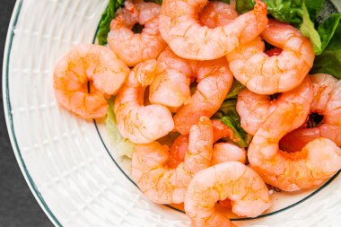 Karides salatası karidesler deniz mahsulleri taze pesseeter diyet yemek arka planı masa üzerinde rustik gıda üst görünüm fotokopi uzay keto ve paleo diyet vejetaryen gıda