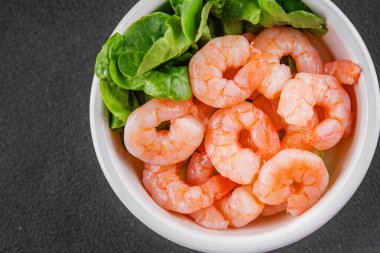 Karides salatası karidesler deniz mahsulleri taze pesseeter diyet yemek arka planı masa üzerinde rustik gıda üst görünüm fotokopi uzay keto ve paleo diyet vejetaryen gıda