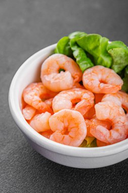 Karides salatası karidesler deniz mahsulleri taze pesseeter diyet yemek arka planı masa üzerinde rustik gıda üst görünüm fotokopi uzay keto ve paleo diyet vejetaryen gıda