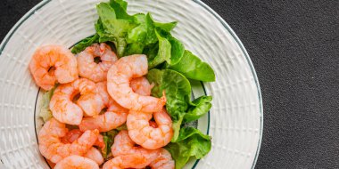 Karides salatası karidesler deniz mahsulleri taze pesseeter diyet yemek arka planı masa üzerinde rustik gıda üst görünüm fotokopi uzay keto ve paleo diyet vejetaryen gıda