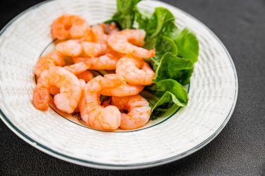 Karides salatası karidesler deniz mahsulleri taze pesseeter diyet yemek arka planı masa üzerinde rustik gıda üst görünüm fotokopi uzay keto ve paleo diyet vejetaryen gıda