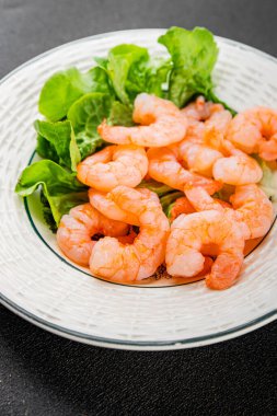 Karides salatası karidesler deniz mahsulleri taze pesseeter diyet yemek arka planı masa üzerinde rustik gıda üst görünüm fotokopi uzay keto ve paleo diyet vejetaryen gıda