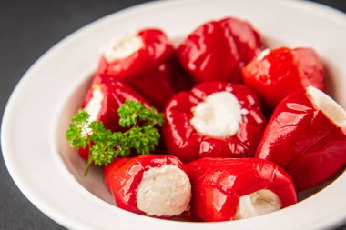 Acı biber peyniri turşuyu sebze turşusu aperatifi taze lezzetli gurme vejetaryen arkaplan masa üzerinde kırsal yemek üst görünüm fotokopi alanı keto ve paleo diyeti