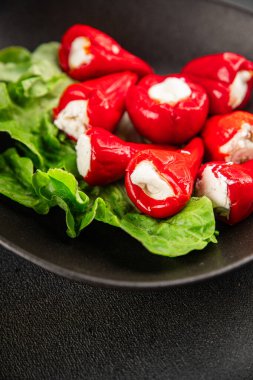 Acı biber peyniri turşuyu sebze turşusu aperatifi taze lezzetli gurme vejetaryen arkaplan masa üzerinde kırsal yemek üst görünüm fotokopi alanı keto ve paleo diyeti