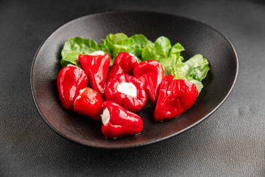 Acı biber peyniri turşuyu sebze turşusu aperatifi taze lezzetli gurme vejetaryen arkaplan masa üzerinde kırsal yemek üst görünüm fotokopi alanı keto ve paleo diyeti