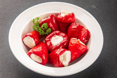 Acı biber peyniri turşuyu sebze turşusu aperatifi taze lezzetli gurme vejetaryen arkaplan masa üzerinde kırsal yemek üst görünüm fotokopi alanı keto ve paleo diyeti