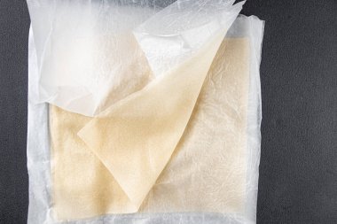 Hamur brik ince yaprak ham ambalaj hamur phyllo lezzetli gurme yemek arka planı masa rustik gıda üst görünüm fotokopi alanı üzerinde