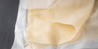 Hamur brik ince yaprak ham ambalaj hamur phyllo lezzetli gurme yemek arka planı masa rustik gıda üst görünüm fotokopi alanı üzerinde