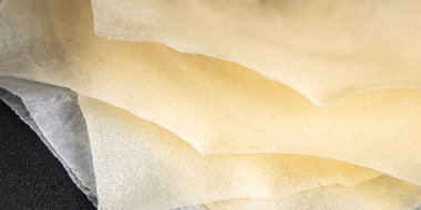 Hamur brik ince yaprak ham ambalaj hamur phyllo lezzetli gurme yemek arka planı masa rustik gıda üst görünüm fotokopi alanı üzerinde