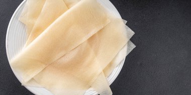 Hamur brik ince yaprak ham ambalaj hamur phyllo lezzetli gurme yemek arka planı masa rustik gıda üst görünüm fotokopi alanı üzerinde