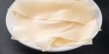 Hamur brik ince yaprak ham ambalaj hamur phyllo lezzetli gurme yemek arka planı masa rustik gıda üst görünüm fotokopi alanı üzerinde