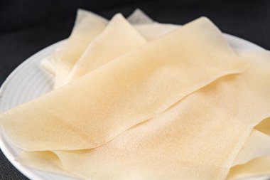 Hamur brik ince yaprak ham ambalaj hamur phyllo lezzetli gurme yemek arka planı masa rustik gıda üst görünüm fotokopi alanı üzerinde