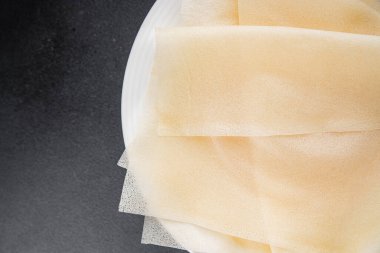 Hamur brik ince yaprak ham ambalaj hamur phyllo lezzetli gurme yemek arka planı masa rustik gıda üst görünüm fotokopi alanı üzerinde