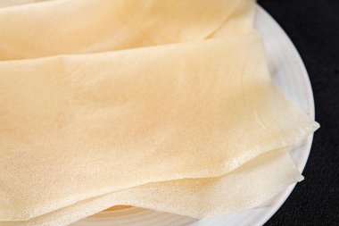 Hamur brik ince yaprak ham ambalaj hamur phyllo lezzetli gurme yemek arka planı masa rustik gıda üst görünüm fotokopi alanı üzerinde