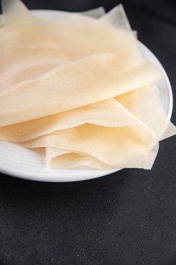 Hamur brik ince yaprak ham ambalaj hamur phyllo lezzetli gurme yemek arka planı masa rustik gıda üst görünüm fotokopi alanı üzerinde