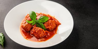 Köfte soslu biftek, domuz eti ya da tavuk eti masadaki leziz gurme yemek arkaplanı kırsal yemek üst görünüm fotokopi alanı keto ve paleo diyeti.