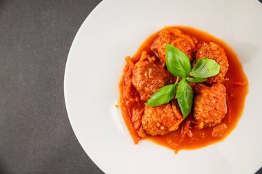 Köfte soslu biftek, domuz eti ya da tavuk eti masadaki leziz gurme yemek arkaplanı kırsal yemek üst görünüm fotokopi alanı keto ve paleo diyeti.