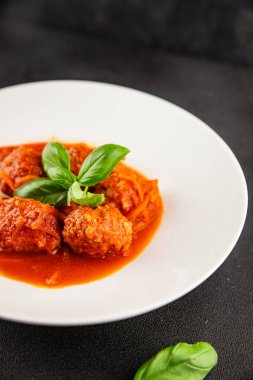 Köfte soslu biftek, domuz eti ya da tavuk eti masadaki leziz gurme yemek arkaplanı kırsal yemek üst görünüm fotokopi alanı keto ve paleo diyeti.