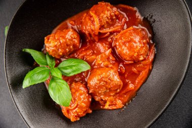 Köfte soslu biftek, domuz eti ya da tavuk eti masadaki leziz gurme yemek arkaplanı kırsal yemek üst görünüm fotokopi alanı keto ve paleo diyeti.