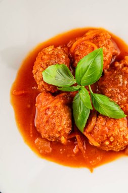 Köfte soslu biftek, domuz eti ya da tavuk eti masadaki leziz gurme yemek arkaplanı kırsal yemek üst görünüm fotokopi alanı keto ve paleo diyeti.