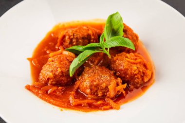 Köfte soslu biftek, domuz eti ya da tavuk eti masadaki leziz gurme yemek arkaplanı kırsal yemek üst görünüm fotokopi alanı keto ve paleo diyeti.