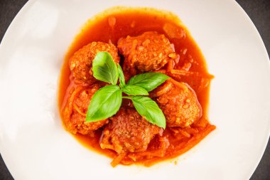 Köfte soslu biftek, domuz eti ya da tavuk eti masadaki leziz gurme yemek arkaplanı kırsal yemek üst görünüm fotokopi alanı keto ve paleo diyeti.