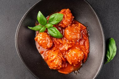 Köfte soslu biftek, domuz eti ya da tavuk eti masadaki leziz gurme yemek arkaplanı kırsal yemek üst görünüm fotokopi alanı keto ve paleo diyeti.