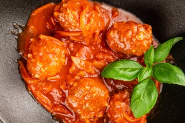 Köfte soslu biftek, domuz eti ya da tavuk eti masadaki leziz gurme yemek arkaplanı kırsal yemek üst görünüm fotokopi alanı keto ve paleo diyeti.