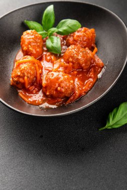 Köfte soslu biftek, domuz eti ya da tavuk eti masadaki leziz gurme yemek arkaplanı kırsal yemek üst görünüm fotokopi alanı keto ve paleo diyeti.