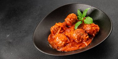 Köfte soslu biftek, domuz eti ya da tavuk eti masadaki leziz gurme yemek arkaplanı kırsal yemek üst görünüm fotokopi alanı keto ve paleo diyeti.