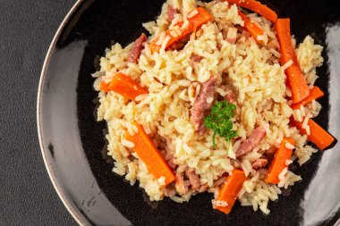 Pirinç eti ve sebze pilavı taze lezzetli gurme yemek arkaplanı masanın üzerinde rustik gıda üst görünümü kopyalama alanı