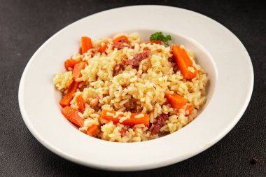 Pirinç eti ve sebze pilavı taze lezzetli gurme yemek arkaplanı masanın üzerinde rustik gıda üst görünümü kopyalama alanı