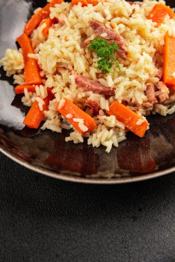 Pirinç eti ve sebze pilavı taze lezzetli gurme yemek arkaplanı masanın üzerinde rustik gıda üst görünümü kopyalama alanı