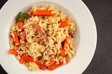 Pirinç eti ve sebze pilavı taze lezzetli gurme yemek arkaplanı masanın üzerinde rustik gıda üst görünümü kopyalama alanı