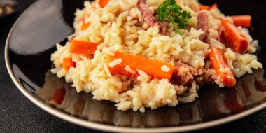 Pirinç eti ve sebze pilavı taze lezzetli gurme yemek arkaplanı masanın üzerinde rustik gıda üst görünümü kopyalama alanı