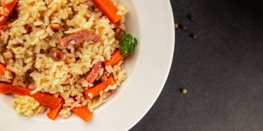 Pirinç eti ve sebze pilavı taze lezzetli gurme yemek arkaplanı masanın üzerinde rustik gıda üst görünümü kopyalama alanı