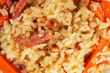 Pirinç eti ve sebze pilavı taze lezzetli gurme yemek arkaplanı masanın üzerinde rustik gıda üst görünümü kopyalama alanı