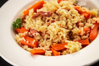 Pirinç eti ve sebze pilavı taze lezzetli gurme yemek arkaplanı masanın üzerinde rustik gıda üst görünümü kopyalama alanı