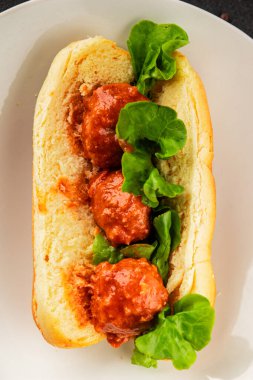 Köfteli sandviç fast food et yemeği taze lezzetli gurme yemek arka planı masa rustik yemek üst görünüm fotokopi alanı