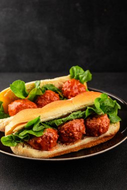 Köfteli sandviç fast food et yemeği taze lezzetli gurme yemek arka planı masa rustik yemek üst görünüm fotokopi alanı