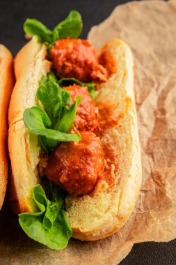 Köfteli sandviç fast food et yemeği taze lezzetli gurme yemek arka planı masa rustik yemek üst görünüm fotokopi alanı