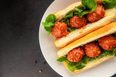 Köfteli sandviç fast food et yemeği taze lezzetli gurme yemek arka planı masa rustik yemek üst görünüm fotokopi alanı