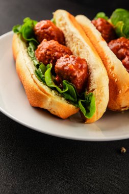 Köfteli sandviç fast food et yemeği taze lezzetli gurme yemek arka planı masa rustik yemek üst görünüm fotokopi alanı